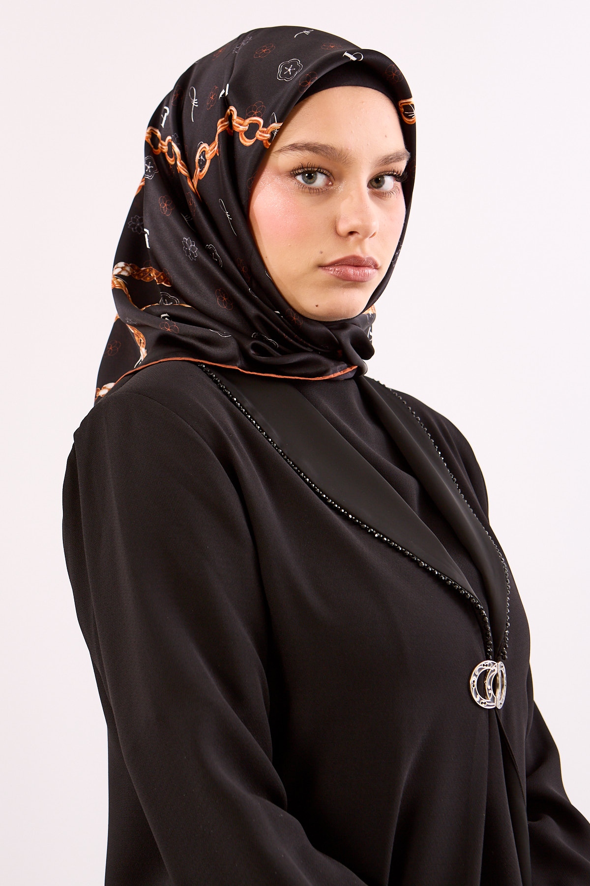 4638 İpek Eşarp Sura Kumas Logo Desen - Siyah_taba - 1