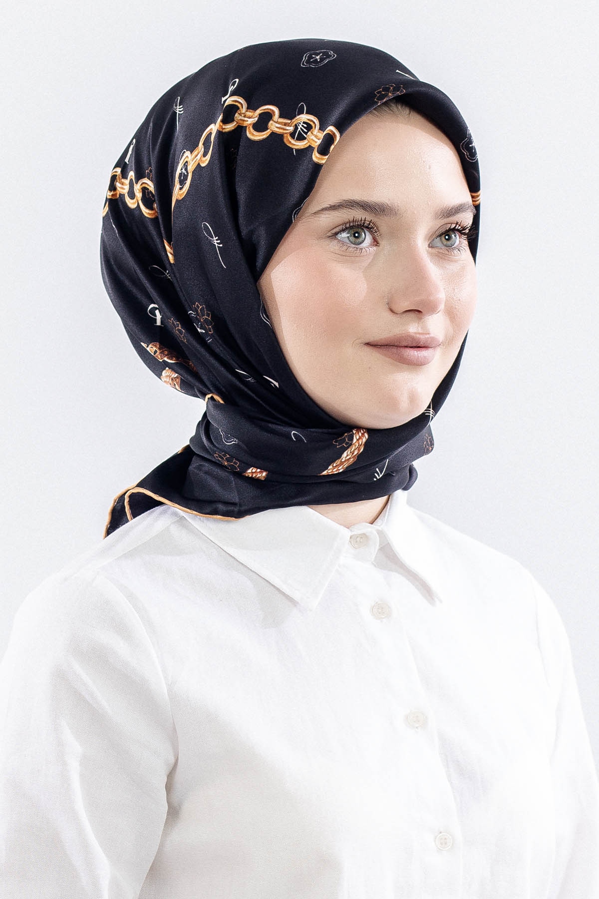 4638 İpek Eşarp Sura Kumas Zincir Logo - Siyah_gold - 2